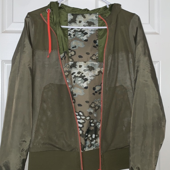 The North Face Women’s Windbreaker Size small Camo - Picture 6 of 7